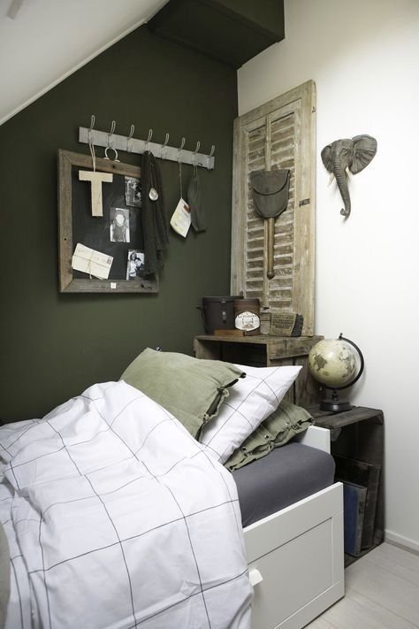 Chambre ado sous combles style industriel avec murs kaki