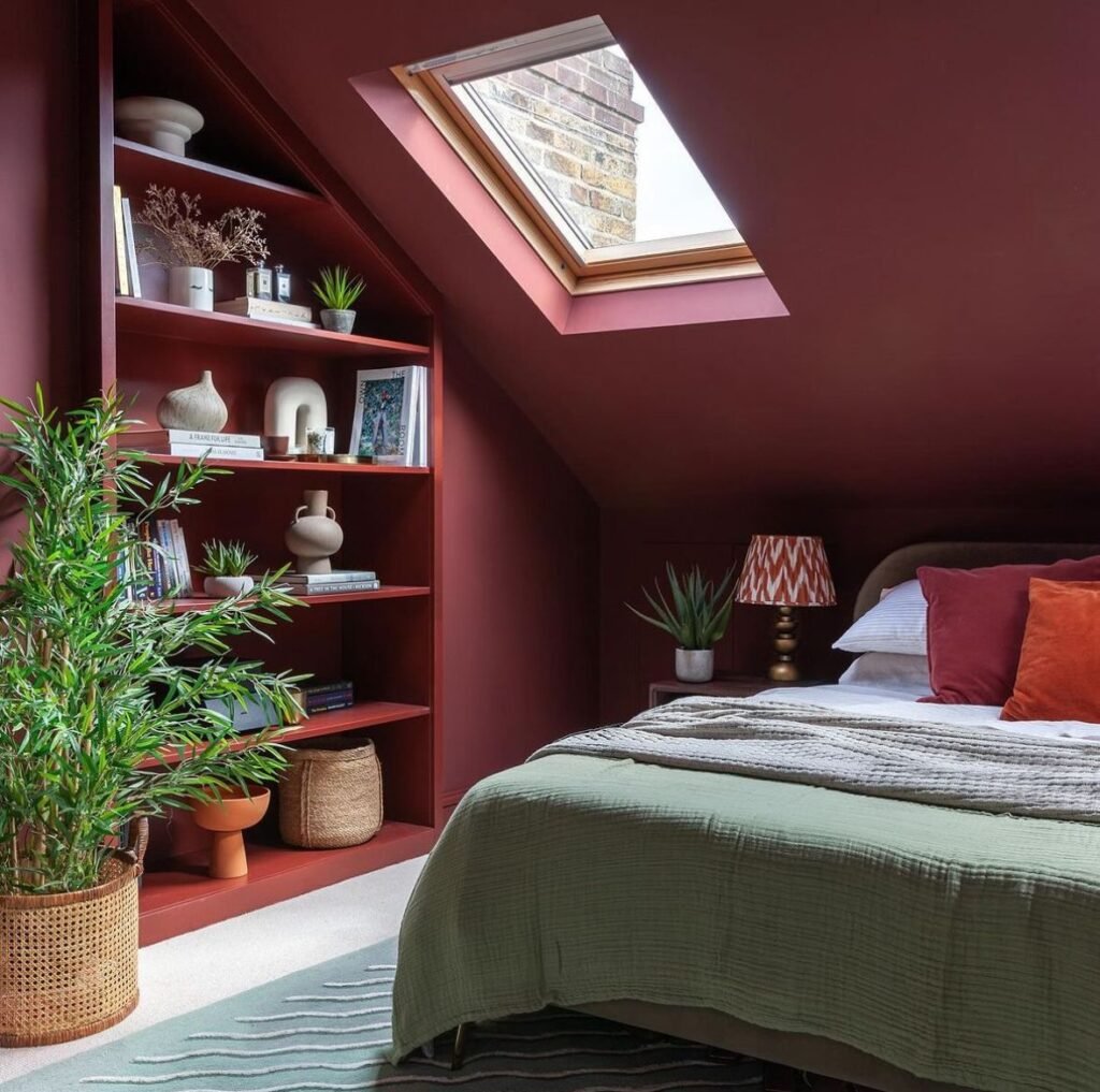 Chambre ado sous pente color drenching bordeaux et vert clair