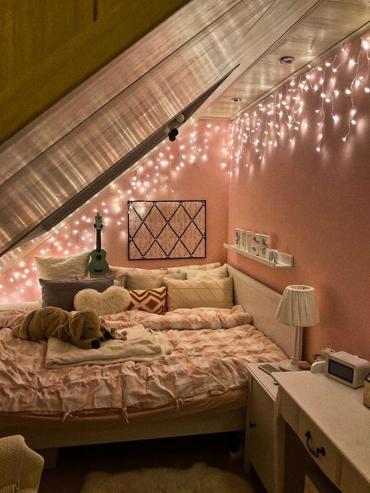 Chambre ado sous pente color drenching rose avec guirlandes