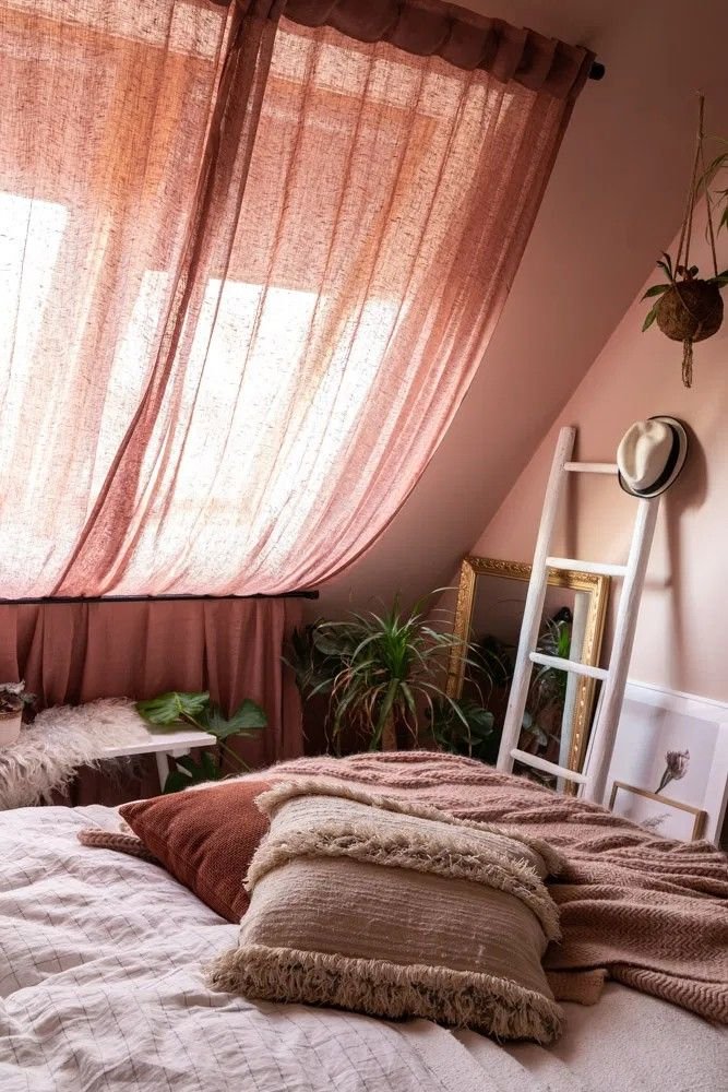 Chambre ado sous pente color drenching rose avec rideaux roses cocooning