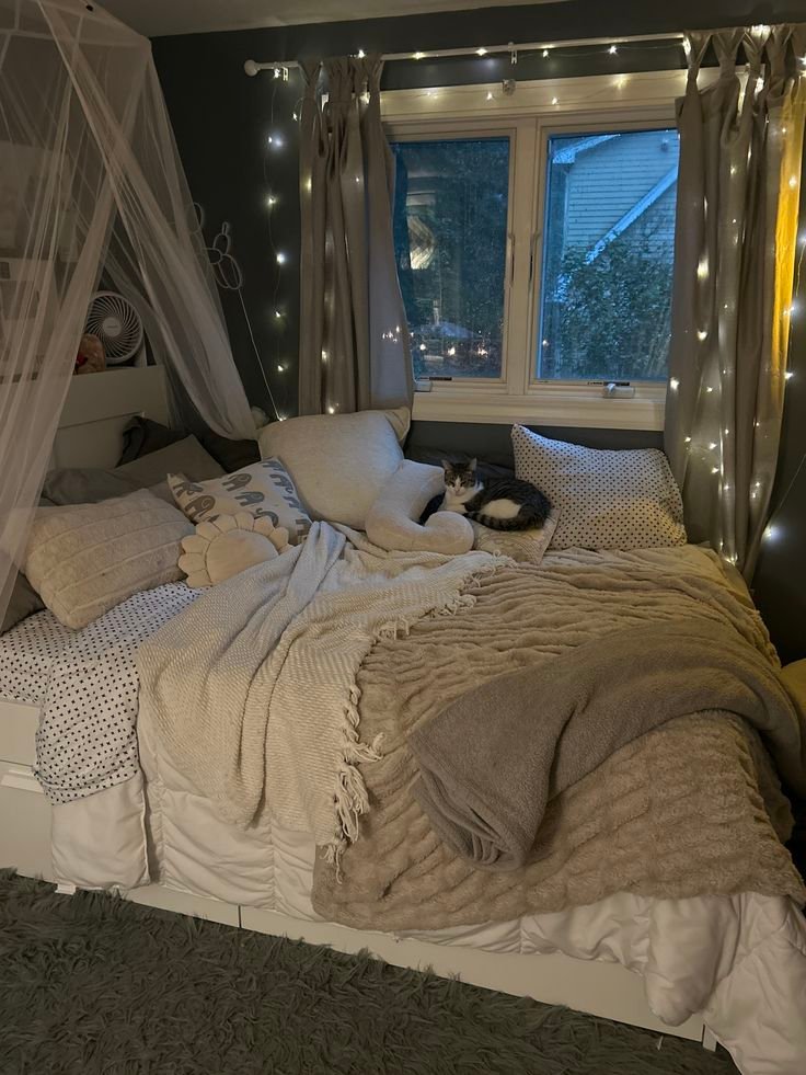 Chambre ado style scandinave avec guirlandes et peluches sur le lit