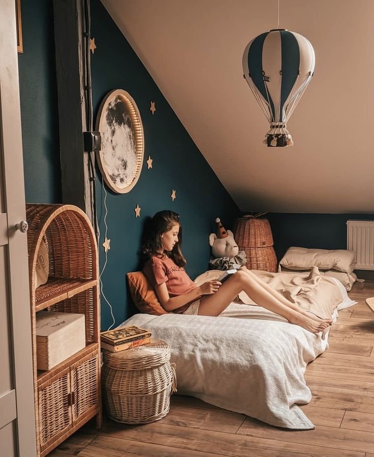 Chambre d_enfant à thème espace et style vintage avec petite fille