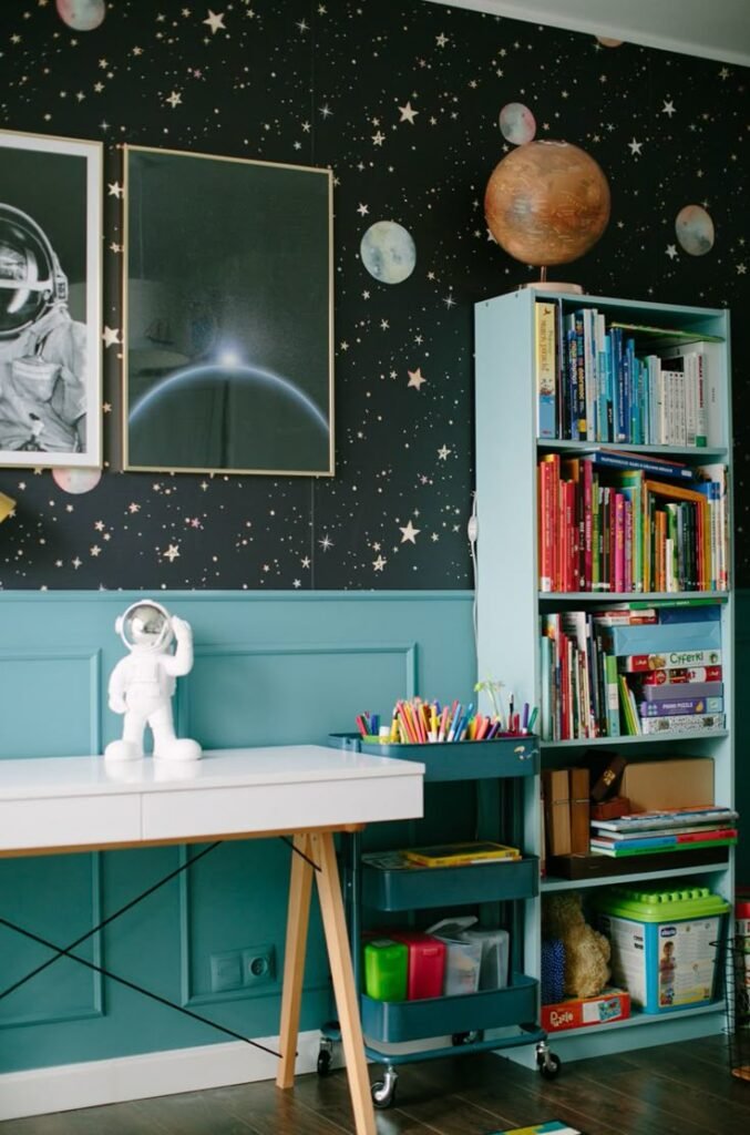 Chambre d_enfant à thème espace gris et vert avec papier peint imprimé planètes_