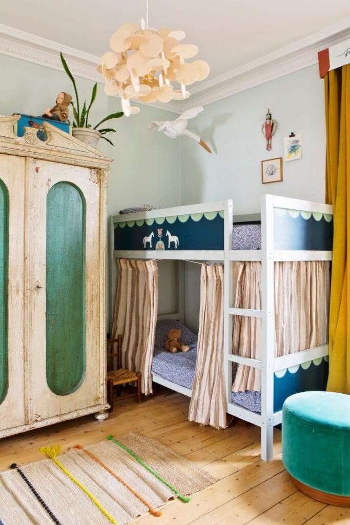 Chambre enfant bohème avec lit superposé à rideaux
