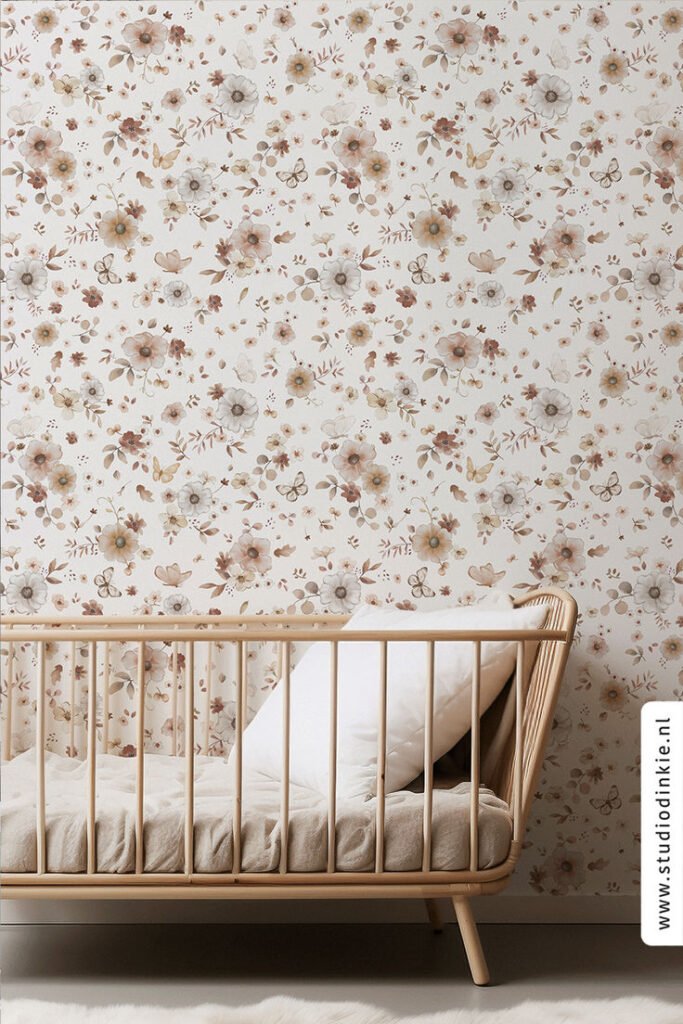 Chambre enfant bohème avec papier peint a fleur et lit a barreaux