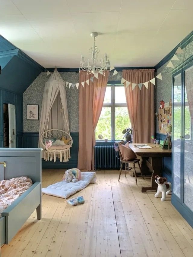 Chambre enfant bohème bleu avec soubassement et rideaux roses