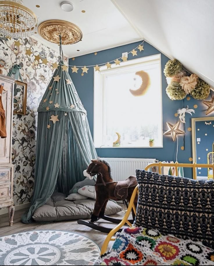 Chambre enfant bohème nuances de bleu avec lit vintage_