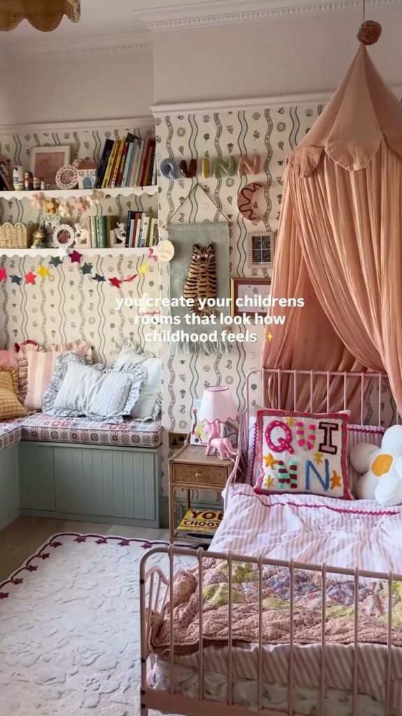 Chambre-enfant-boheme-vintage-eclectique-verte-et-rose