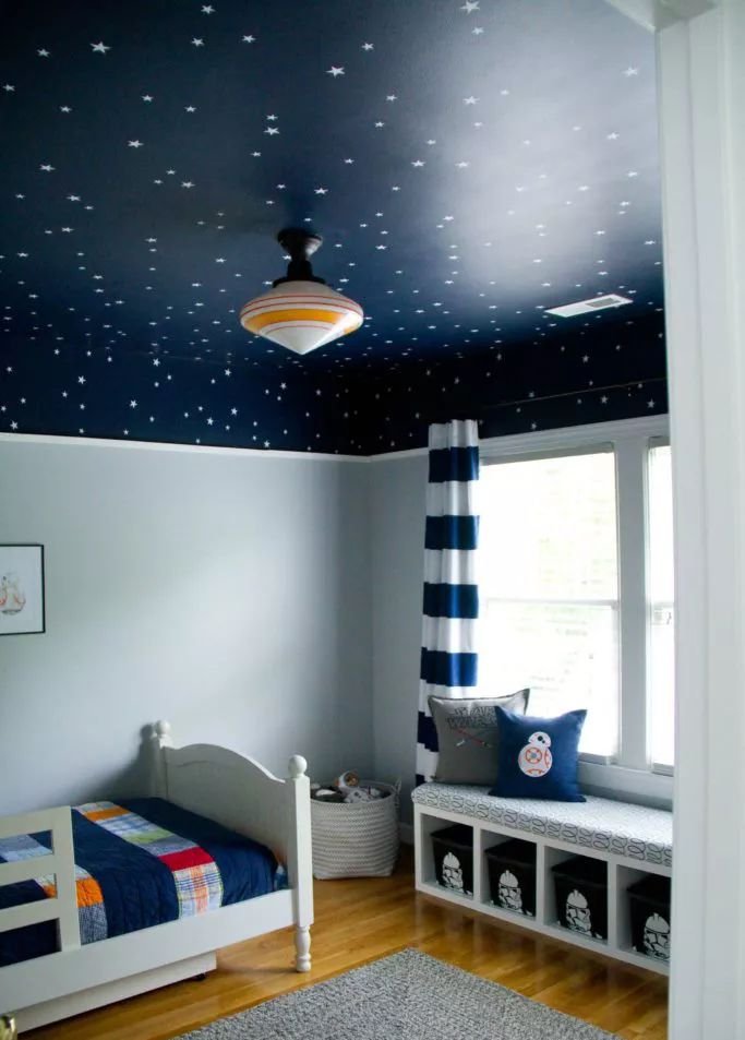Chambre enfant espace plafond peint en bleu avec stickers étoiles style moderne