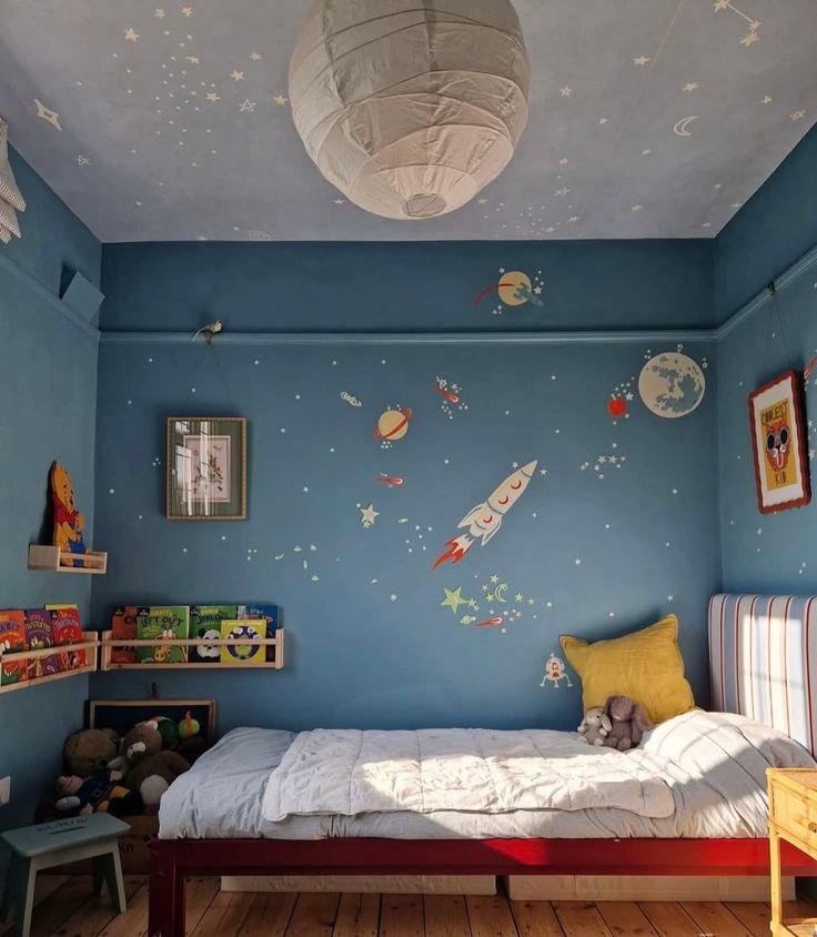 Chambre-enfant-espace-style-boheme-scandinave-mur-bleu-gris