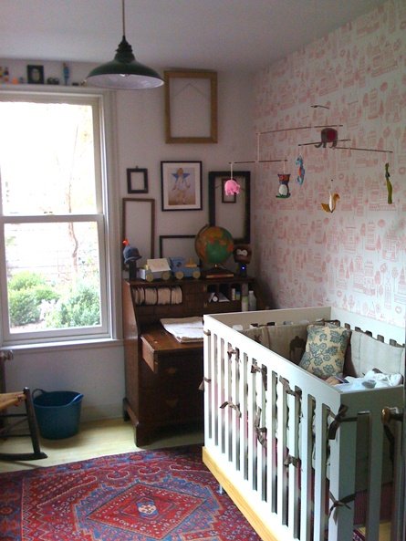 Chambre enfant fille bébé bohème papier peint a fleurs et tapis persan rouge