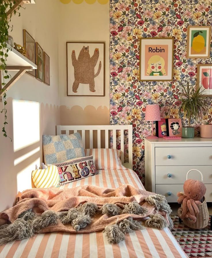 Chambre enfant fille bohème déco coloré avec papier peint a fleur et parure de lit rayée_