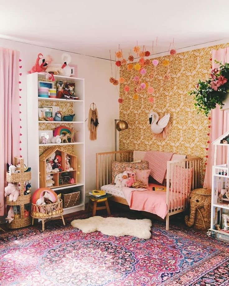 Chambre enfant fille bohème en jaune avec grand tapis persan