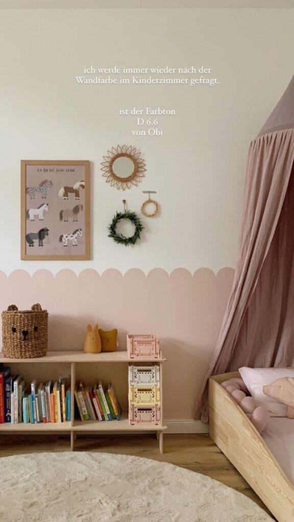 Chambre-enfant-fille-boheme-rose-poudre-avec-panier-osier-ours
