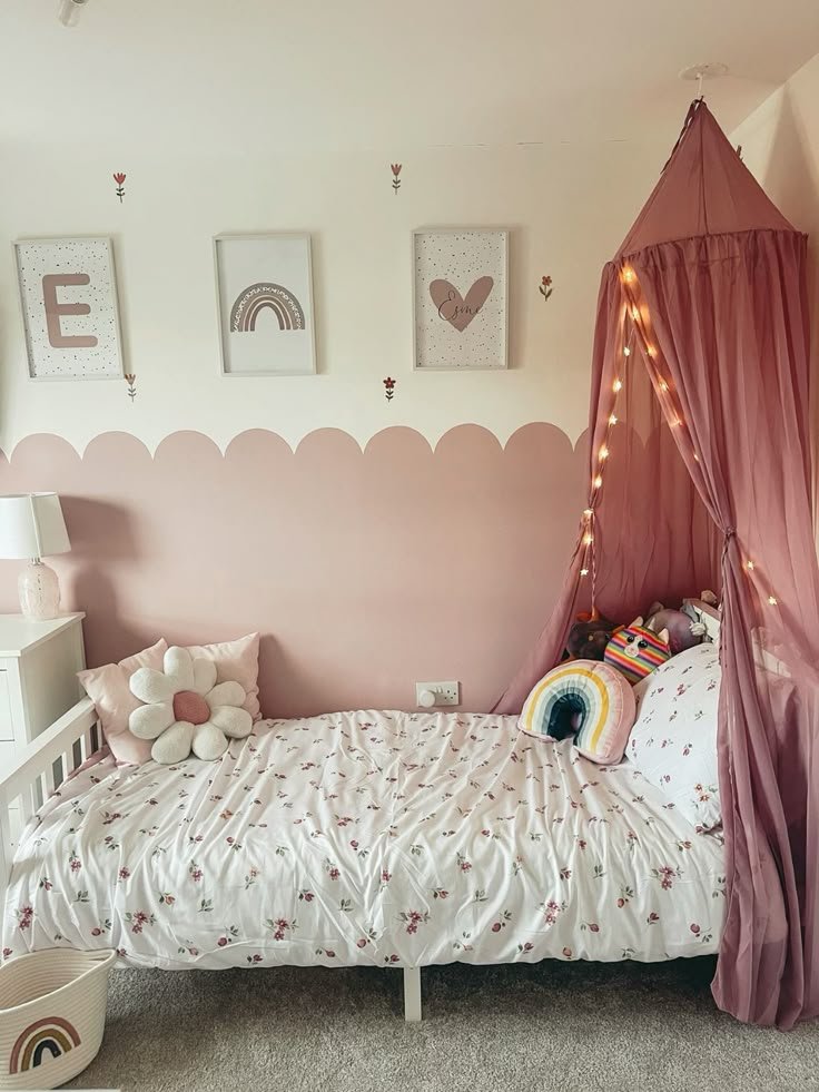 Chambre enfant fille style bohème soubassement rose et ciel de lit avec parure de lit à fleurs