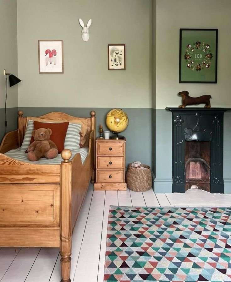 Chambre enfant rétro avec lit et table de chevet en bois murs verts sauge