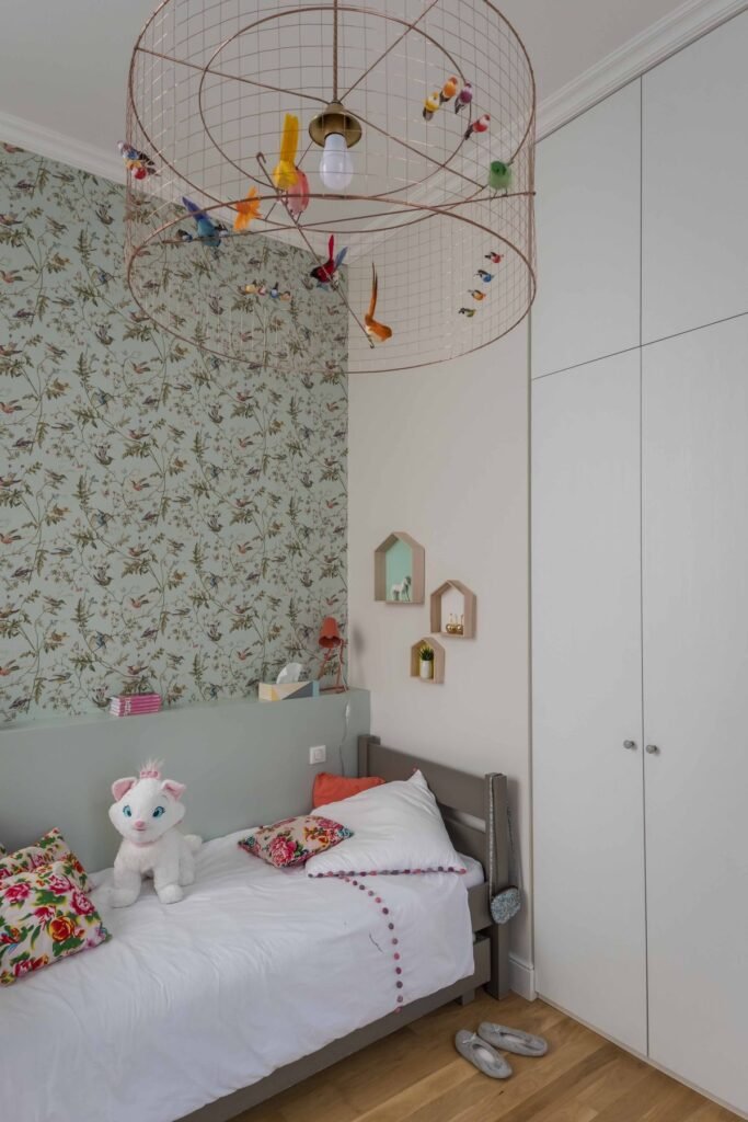 Chambre enfant retro avec papier peint fleurs bleu clair planete deco