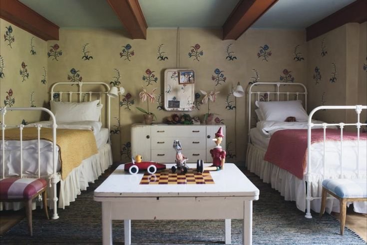 Chambre enfant rétro partagée avec deux lits en métal ambiance campagne