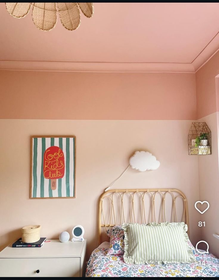 Chambre enfant style bohème avec lit rotin et lampe nuage rose et beige