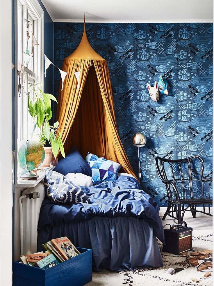 Chambre enfant style bohème en bleu et jaune avec papier peint