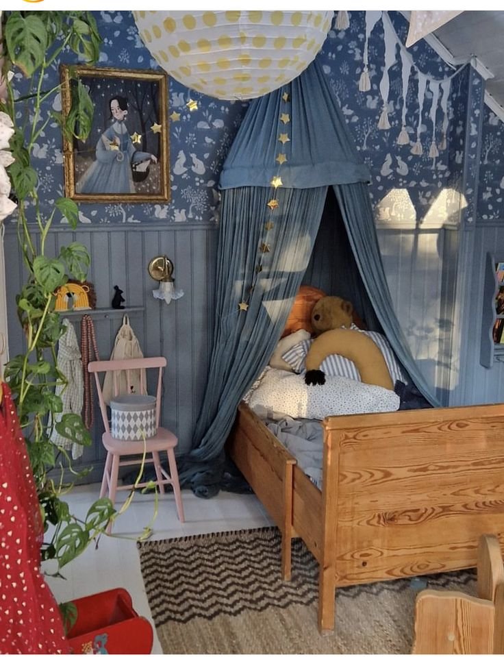 Chambre enfant style rétro bleu gris avec ciel de lit et lit en bois