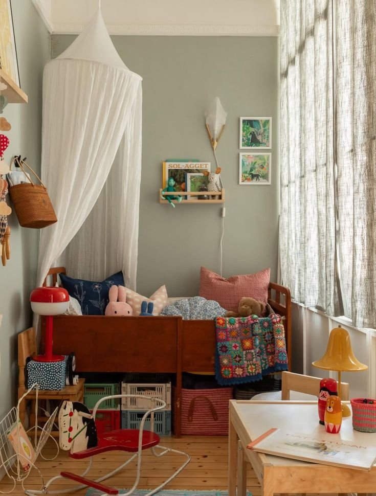 Chambre enfant style rétro colorée avec ciel de lit et murs gris