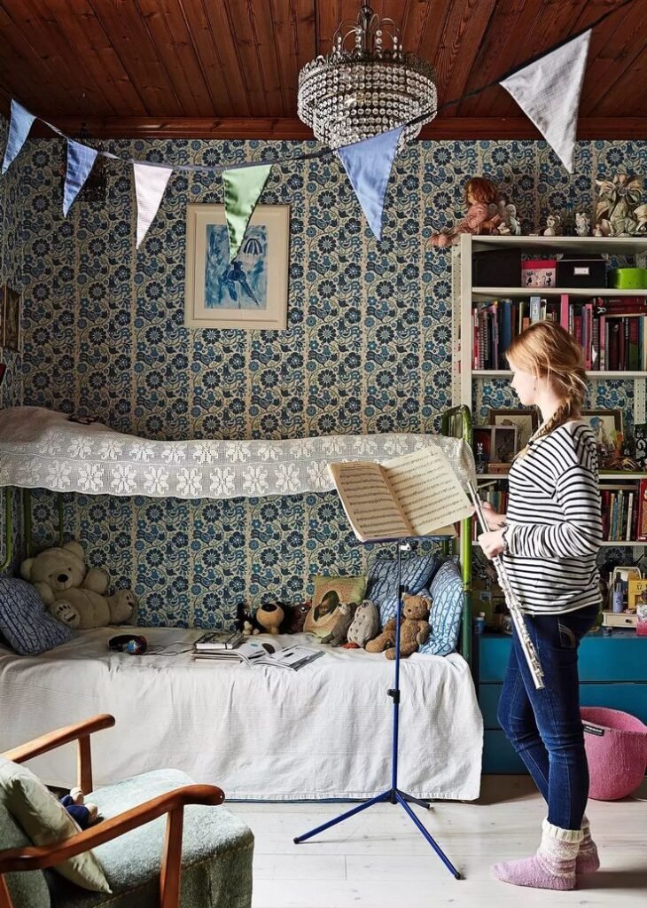 Chambre enfant style vintage avec lit superposé et enfant jouant de la flûte_