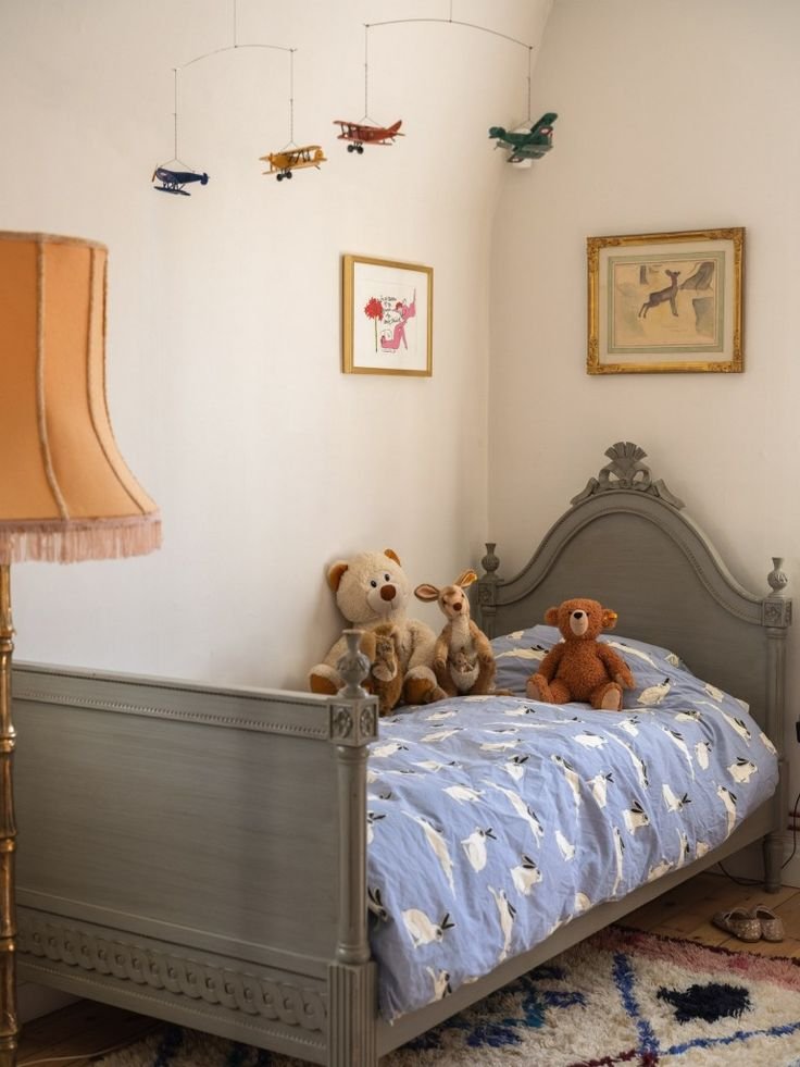 Chambre enfant vintage avec lit ancien repeint en gris