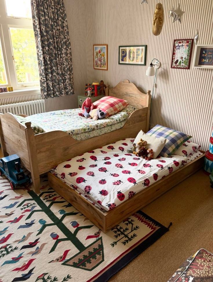 Chambre-enfant-vintage-avec-lit-gigogne-et-papier-peint-a-rayures