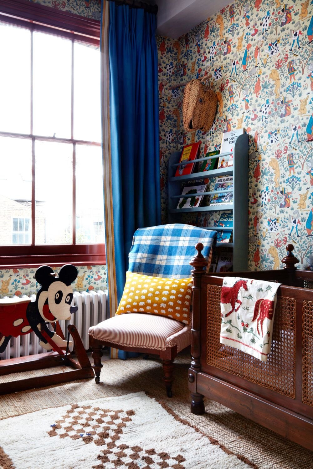 Chambre enfant vintage avec papier peint fleuri et motifs et Mickey par Lonika Chande