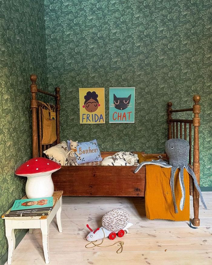 Chambre enfant vintage avec peluche champignon et papier peint imprimé fleuri kids interior