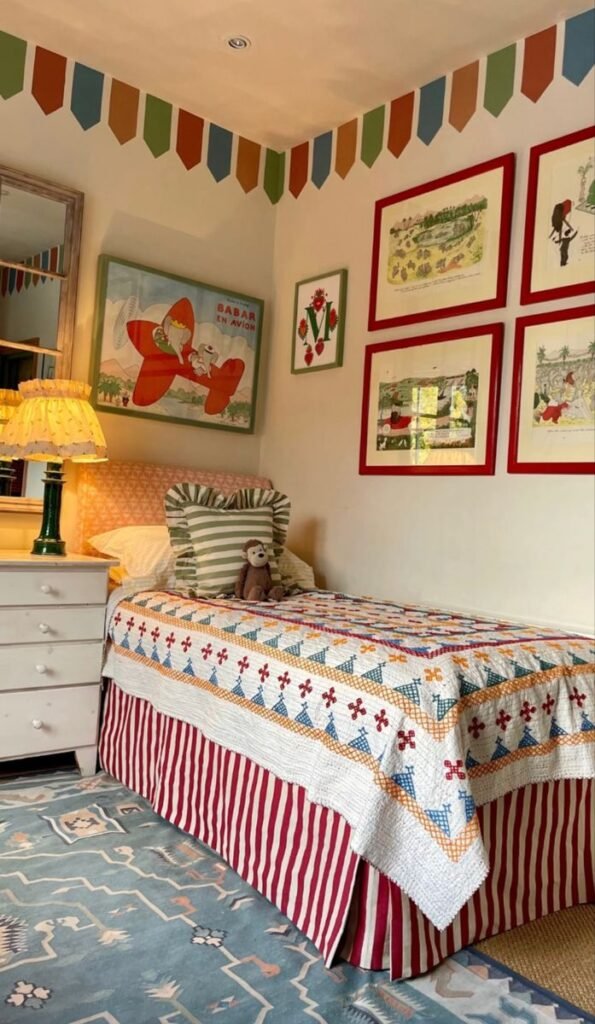 Chambre enfant vintage campagne avec frise colorée