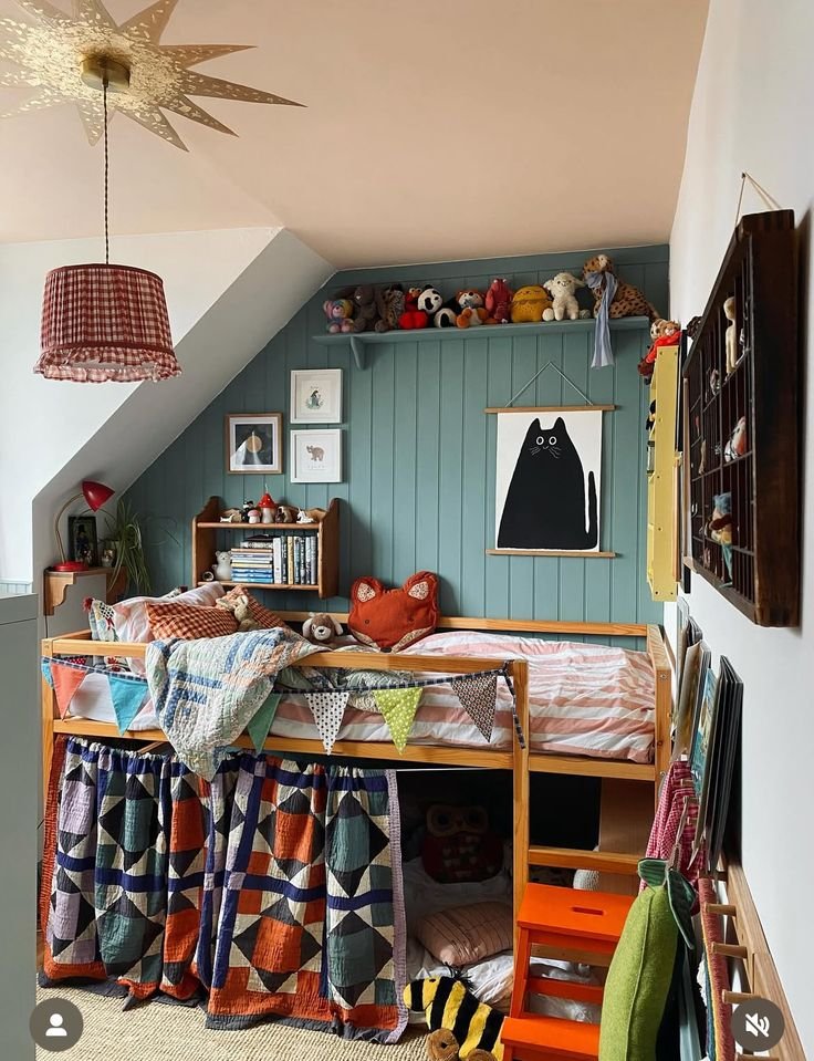 Chambre enfant vintage colorée avec mur vert et lit mezzanine_