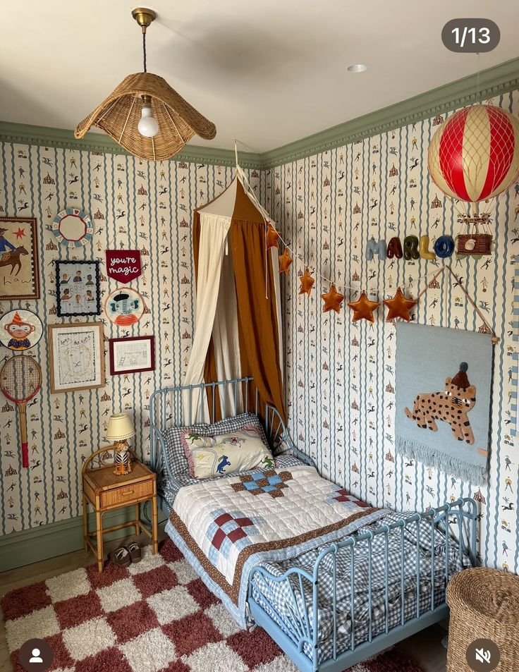 Chambre enfant vintage maximaliste en bleu et rouge