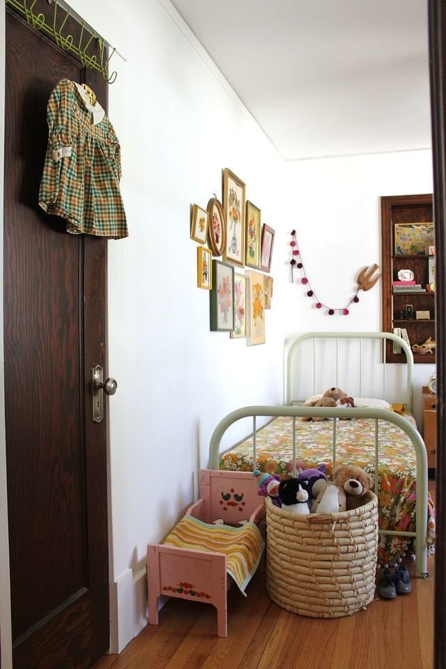 Chambre enfant vintage murs blancs avec cadres et lit en métal typepad