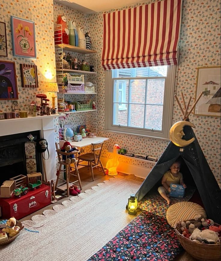 Chambre enfant vintage scandinave avec tipi et store blanc et rouge