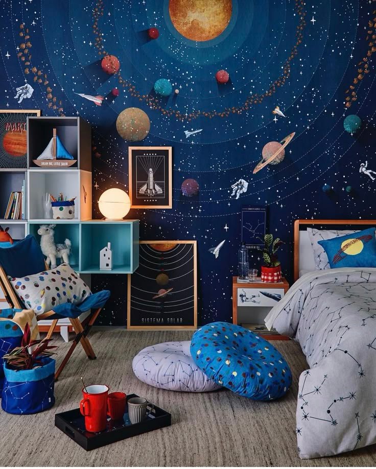 Chambre espace enfant avec bibliothèque mur avec papier peint planètes colorées_