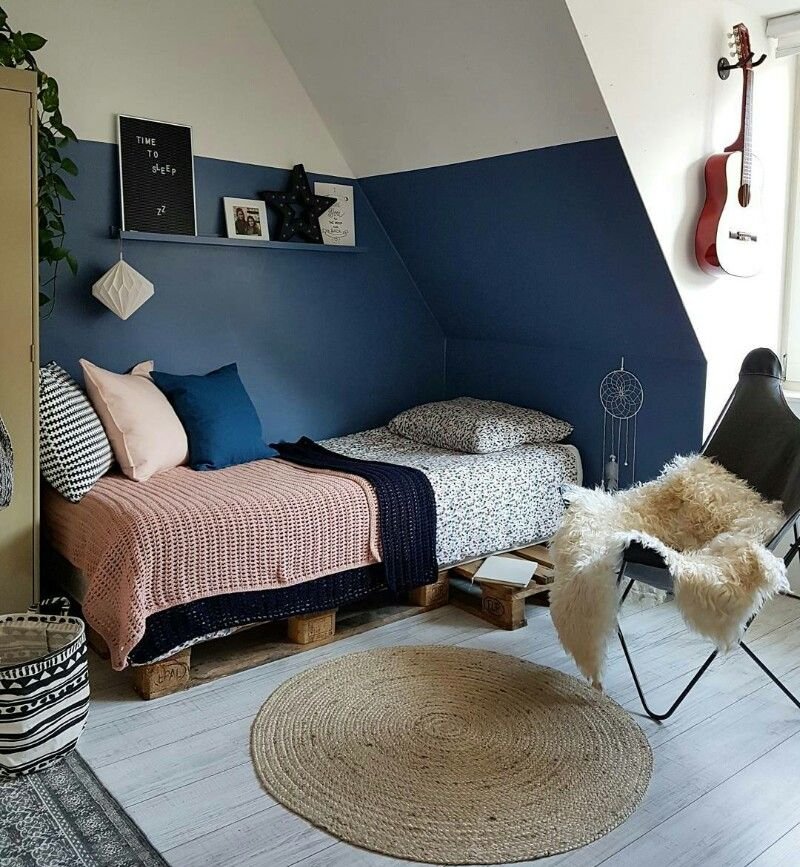 Chambre mansardee ado style scandinave bleu blanc et rose