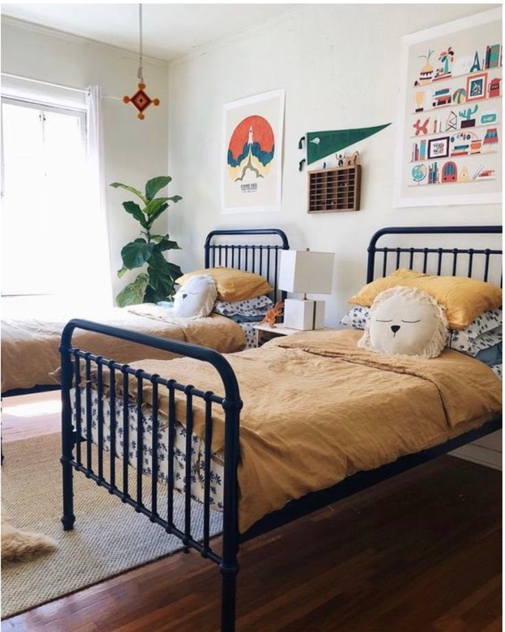 Chambre partagee pour ados avec lits cote a cote jaune et blanc