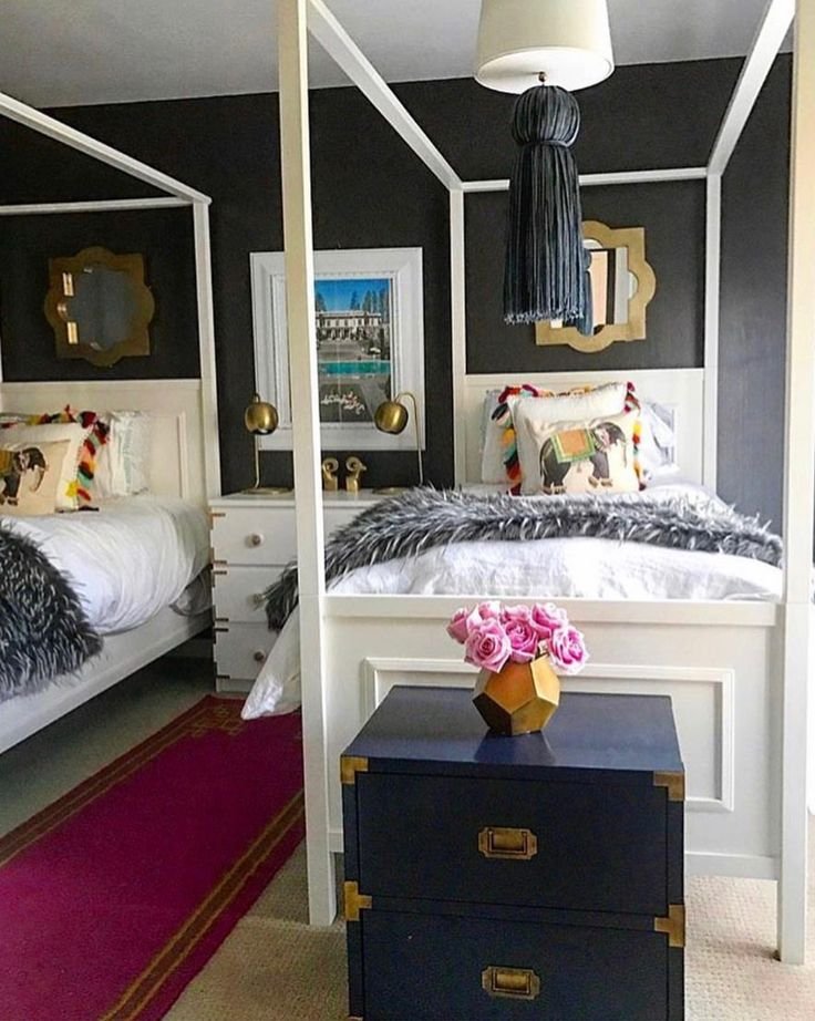 Chambre pour deux ados filles avec lits baldaquin