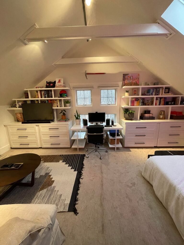 Chambre sous comble ado grande piece avec tele couleurs neutres