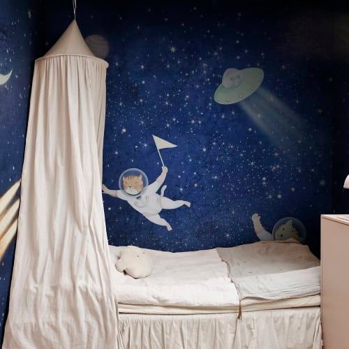 Chambre thème espace papier peint bleu étoiles chat et ciel de lit cocooning_