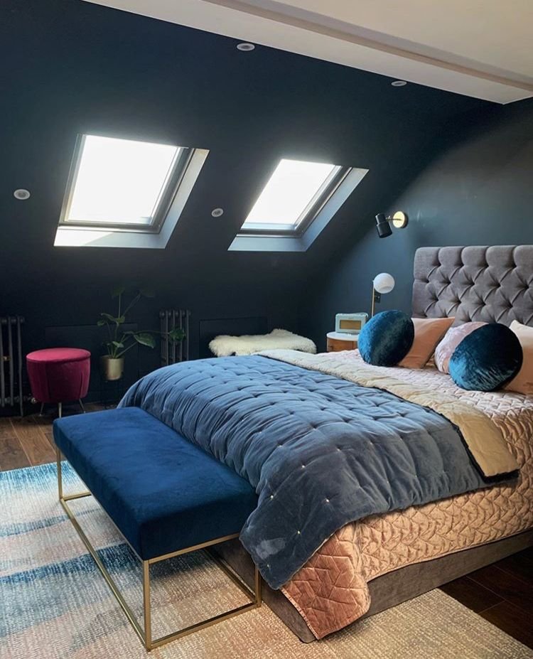 Color drenching bleu marine petite chambre ado