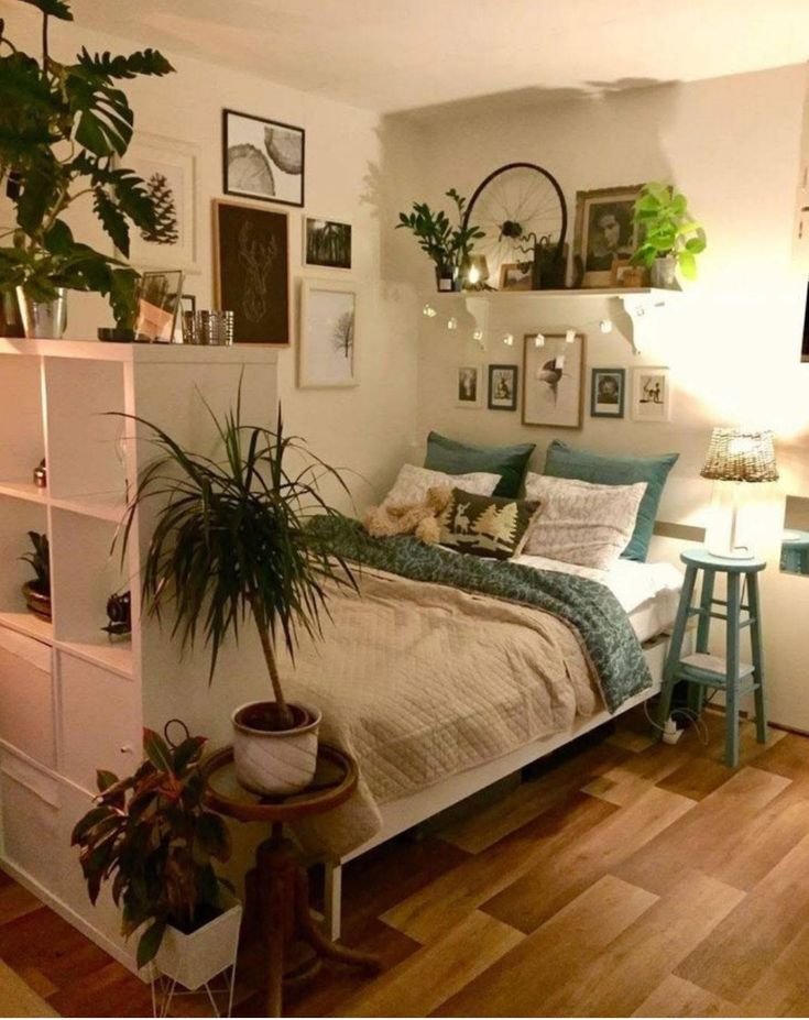 Comment faire une chambre d_ado chambre style vintage avec plantes et bibliothèque_
