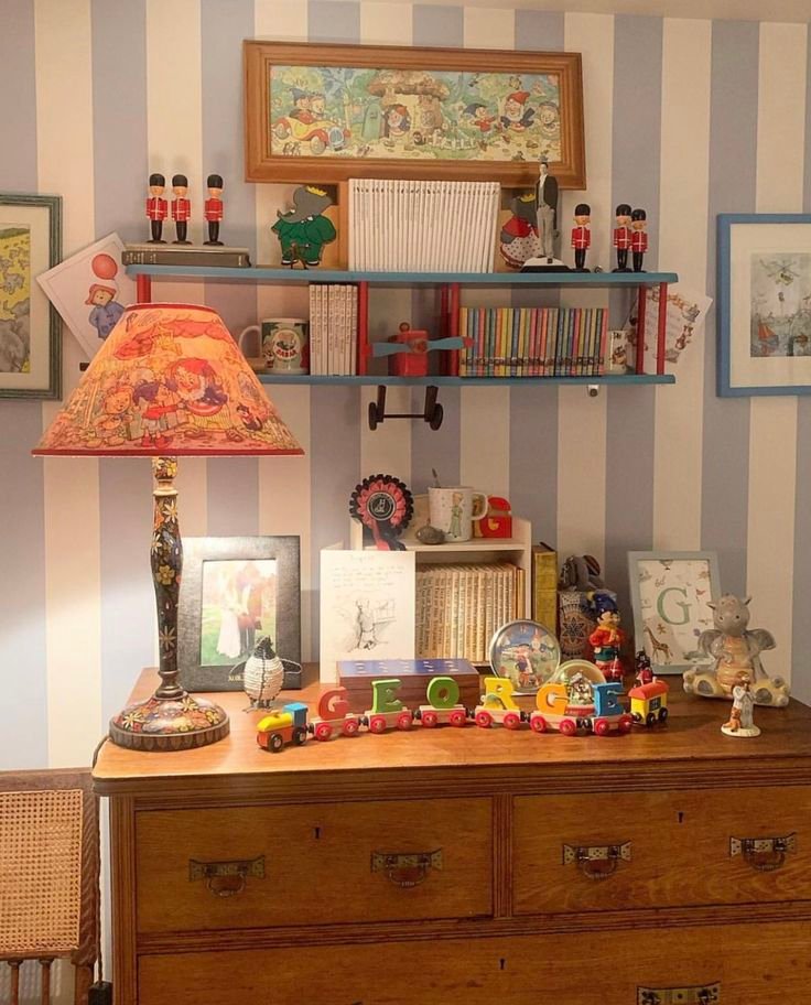 Commode-enfant-avec-jouets-chambre-enfant-vintage-avec-papier-peint-a-rayures