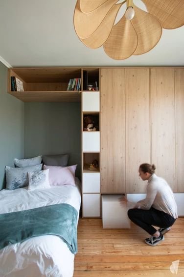 Lit pont blanc et bois pour amenaer petite chambre ado par coralie vasseur