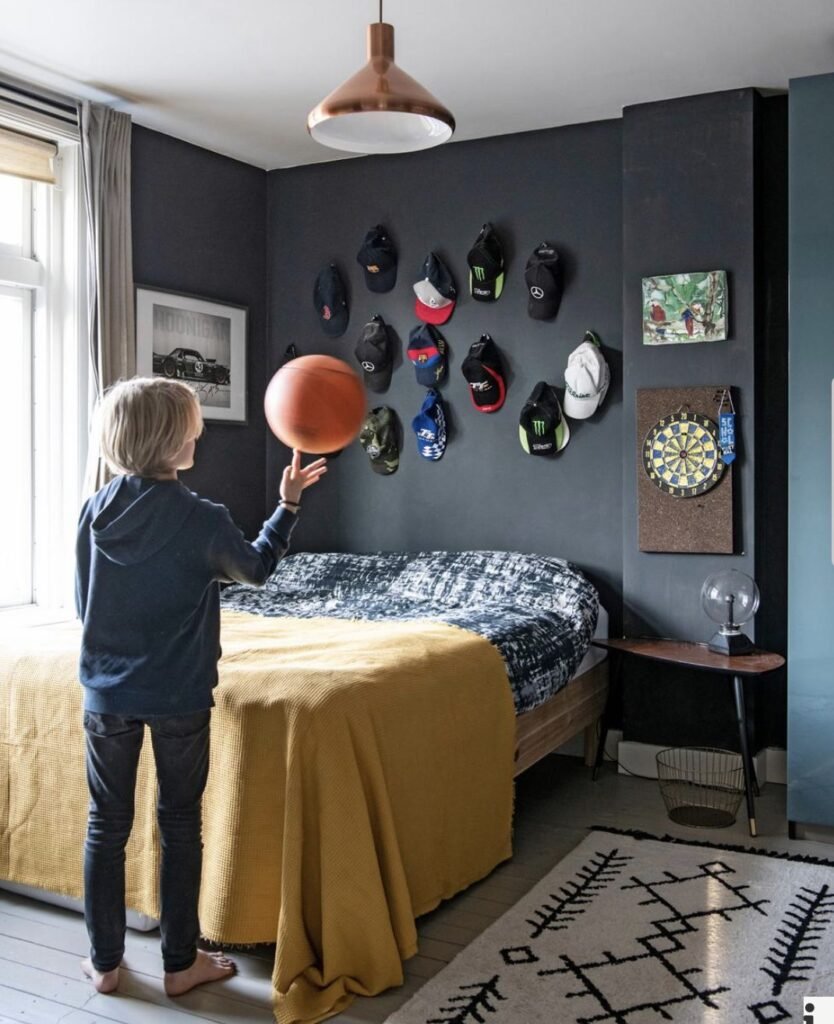 Peinture ado chambre color drenching anthracite casquettes au mur