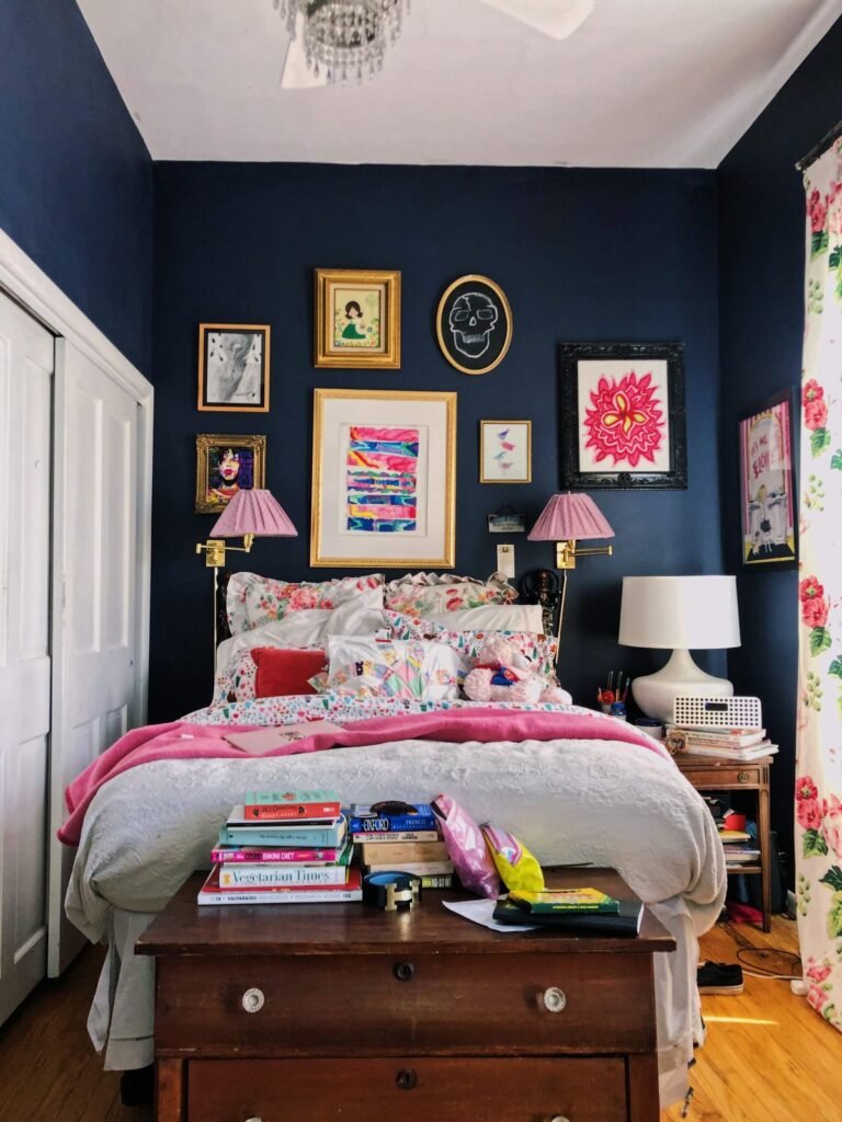 Peinture chambre ado color drenching bleu et style baroque fleuri