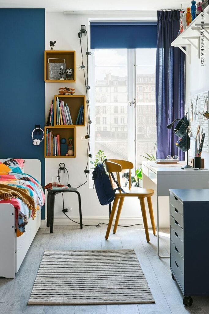 Peinture chambre ado murs bleus et blancs linge de lit multicolore