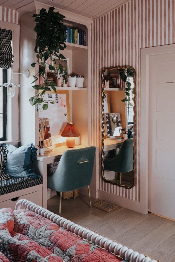Peinture chambre ado rose clair papier peint a rayures style aesthetic